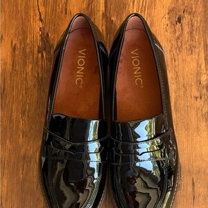 Vionic Men’s Black Patent Leather Loafers. Size 7